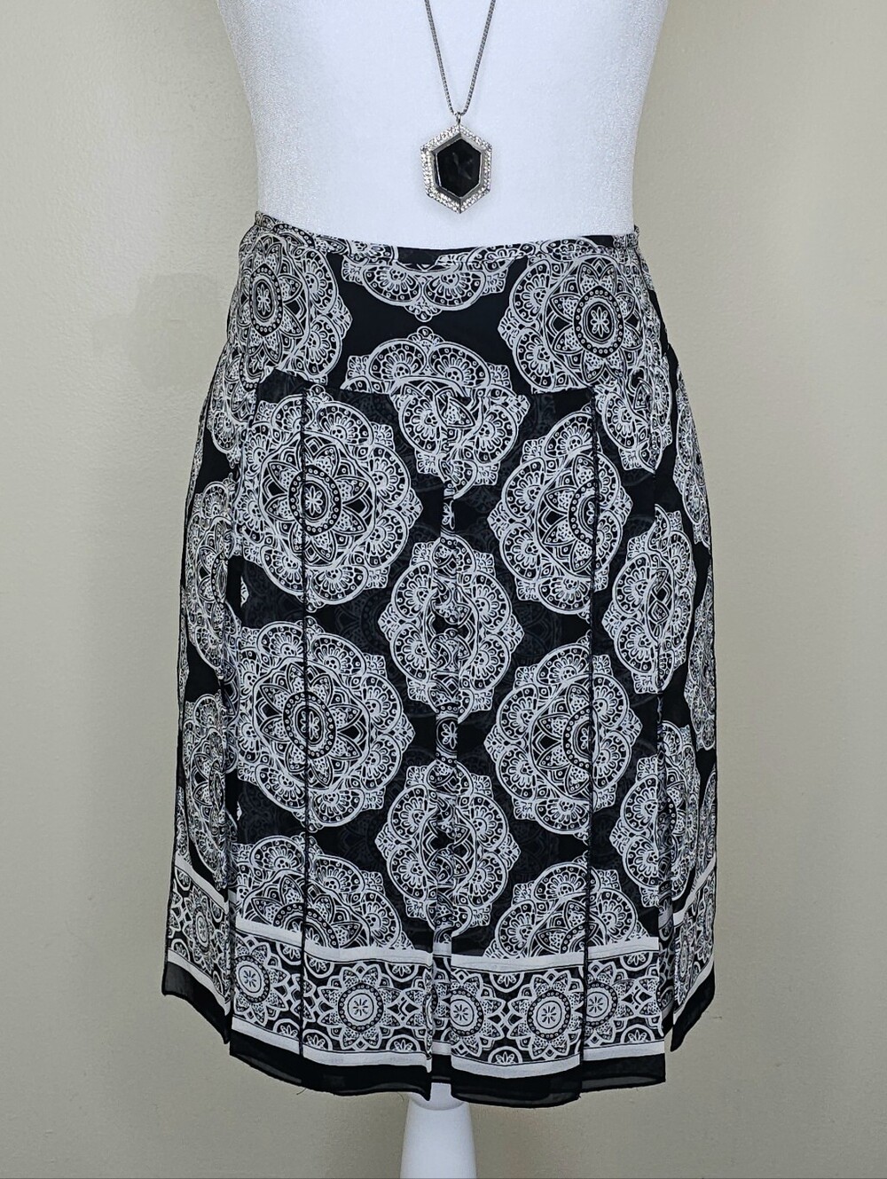 White House Black Market Silk Medallion Skirt Size 8 Layered Overlay Black White